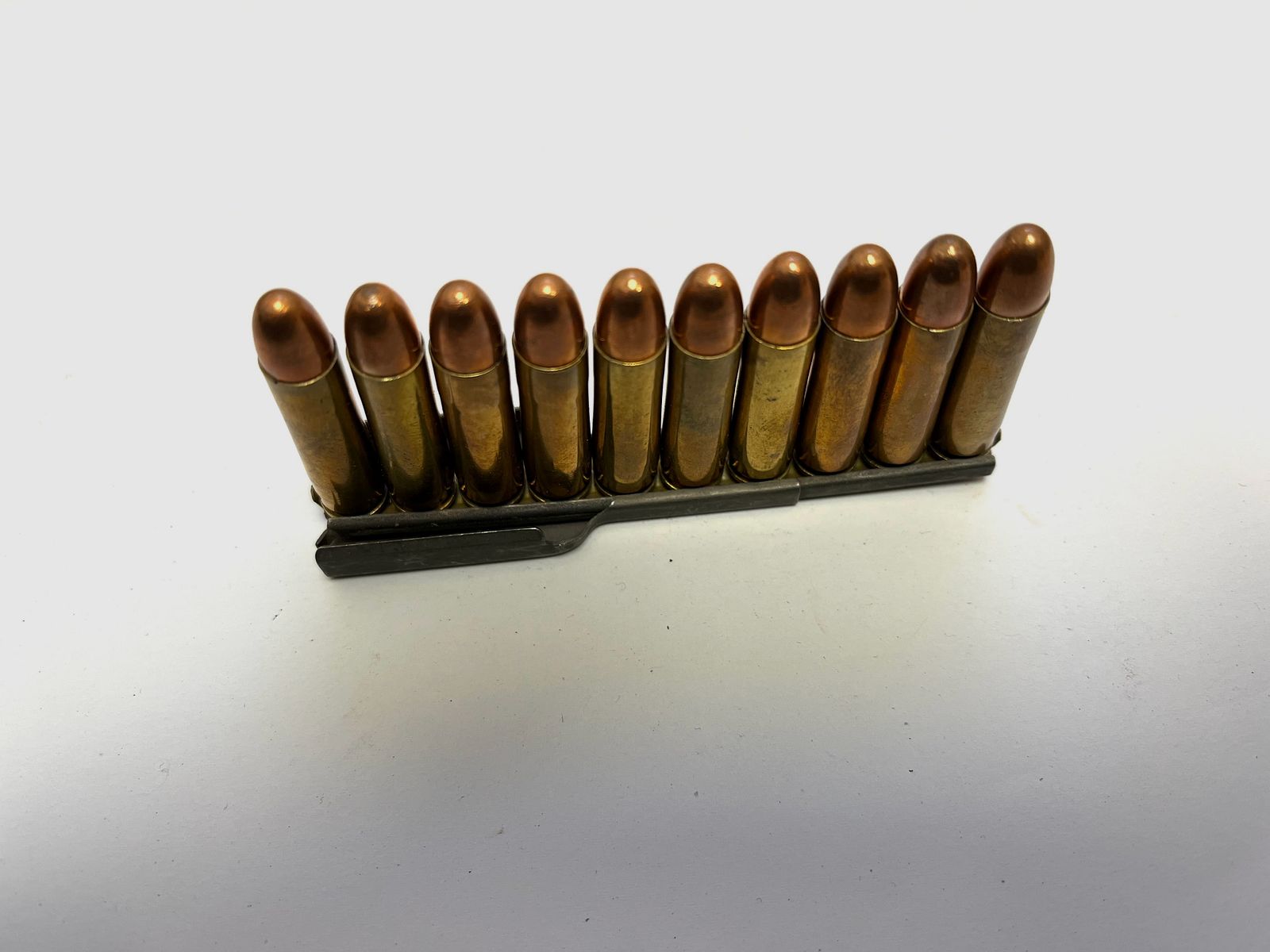 ••• US M1 .30 Carbine loading strip with loading aid + 10 pcs. .30 Carbine dummy cartridges •••