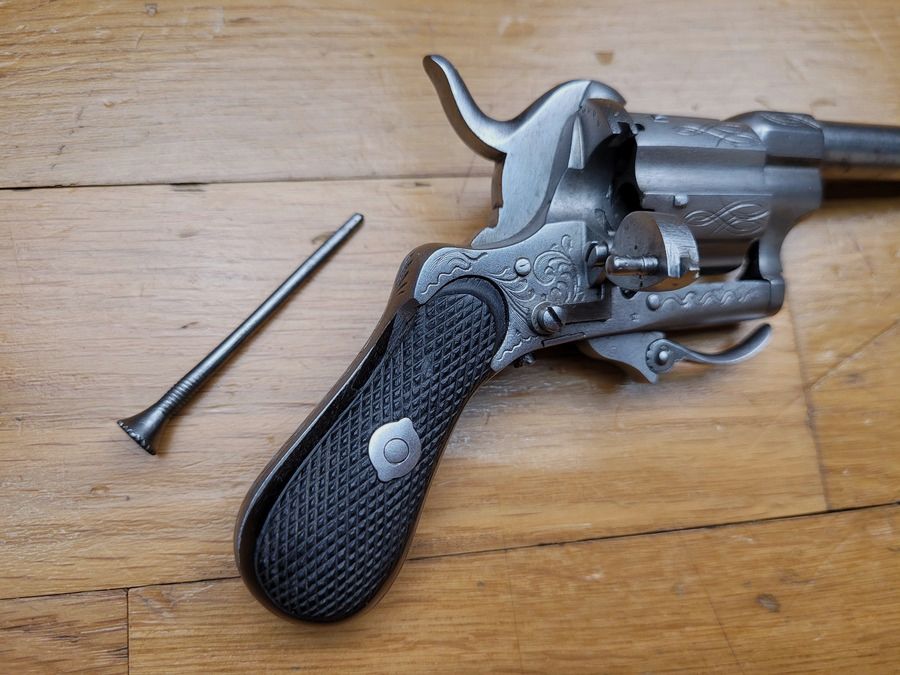Wunderschöner Perkussionsrevolver – Kaliber 7mm – frühes Modell um 1865 – Griffschalen aus Ebenholz – Visier in der Schaft – schöner Zylinder – gravierter Rahmen – ungewöhnliche Form und exzellenter Zustand, Bild 1 von 13