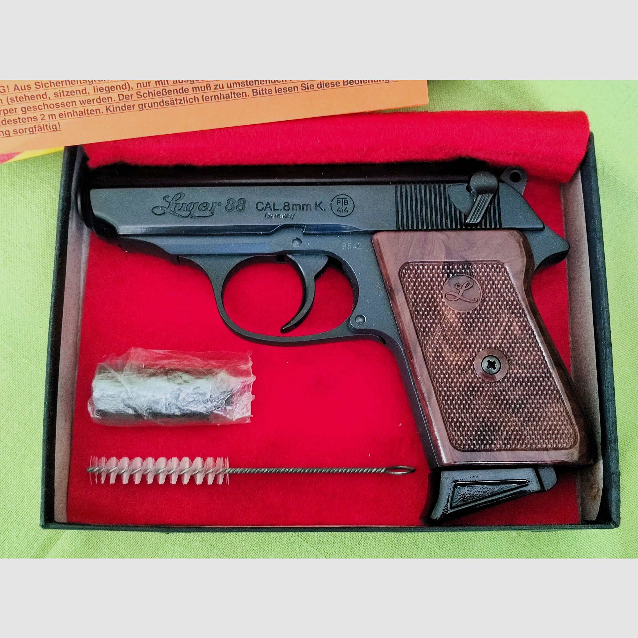 Luger 88 - 8 mmK PTB 414 aus der Röhm-Fertigung mit Holzgriffschalen, Lederholster, Munition