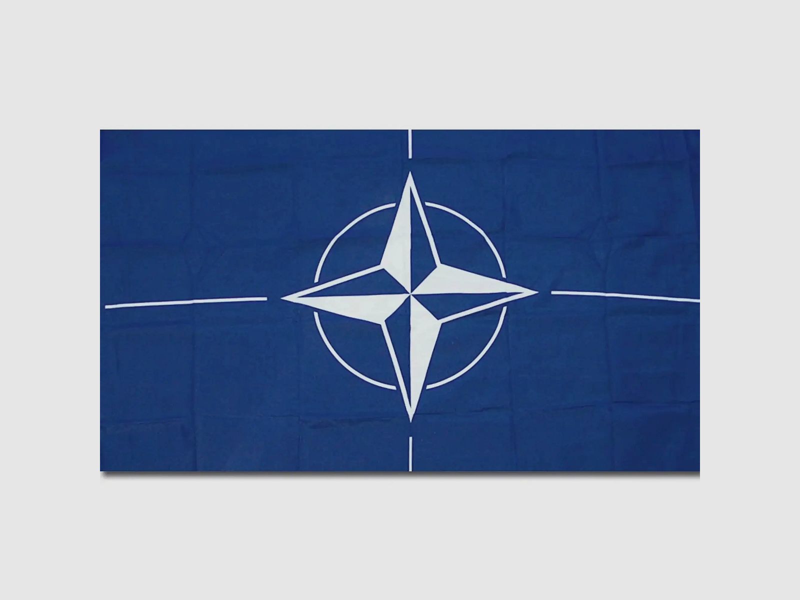 Diverse Flagge NATO