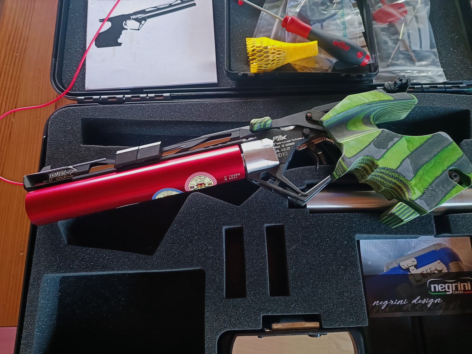 Feinwerkbau P8X Rink grip y dos cartuchos