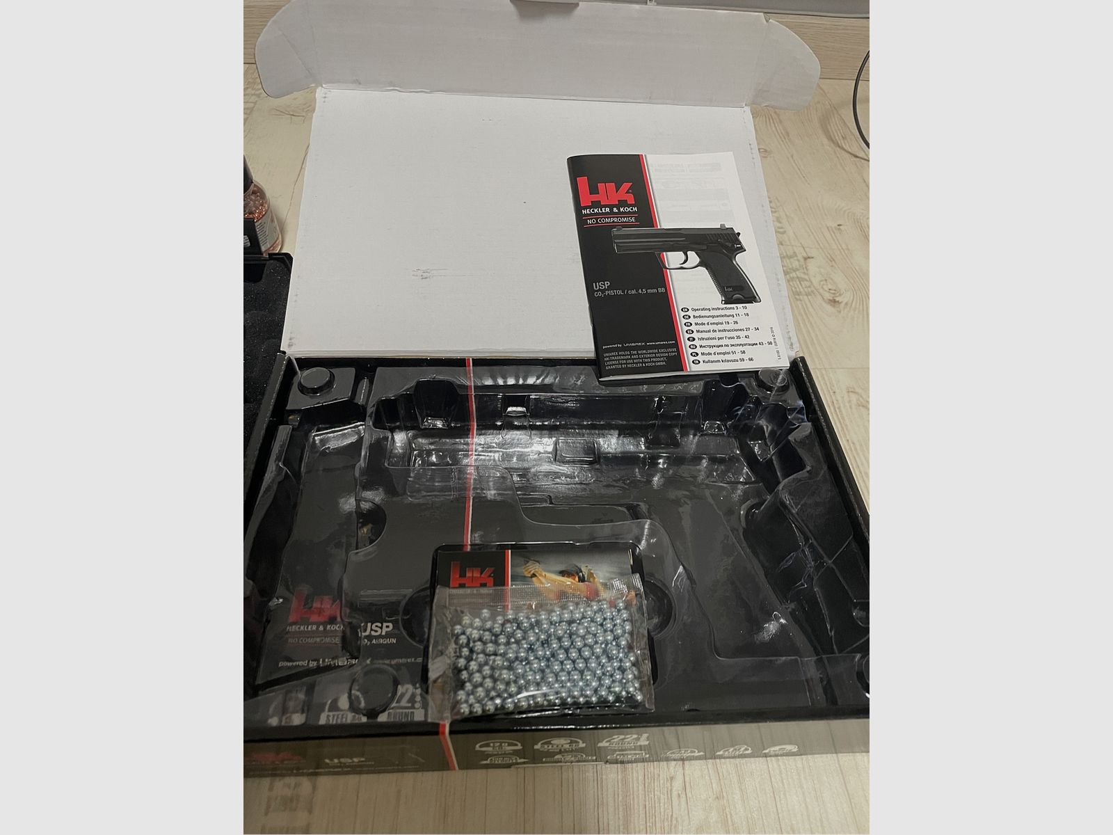 Heckler & Koch USP 4,5 mm BB Co2-Pistole mit Zubehör 