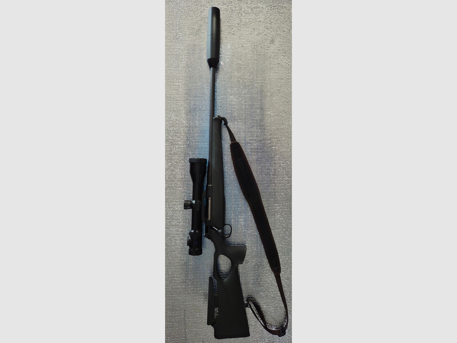 Sauer 404 Synchro XT (Sistema de acero) con mira telescópica y silenciador