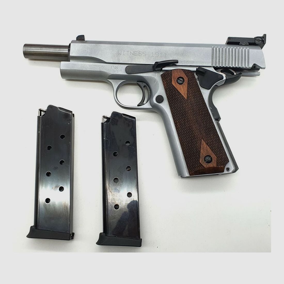 Tangfoglio Witness 1911, used with spare magazine