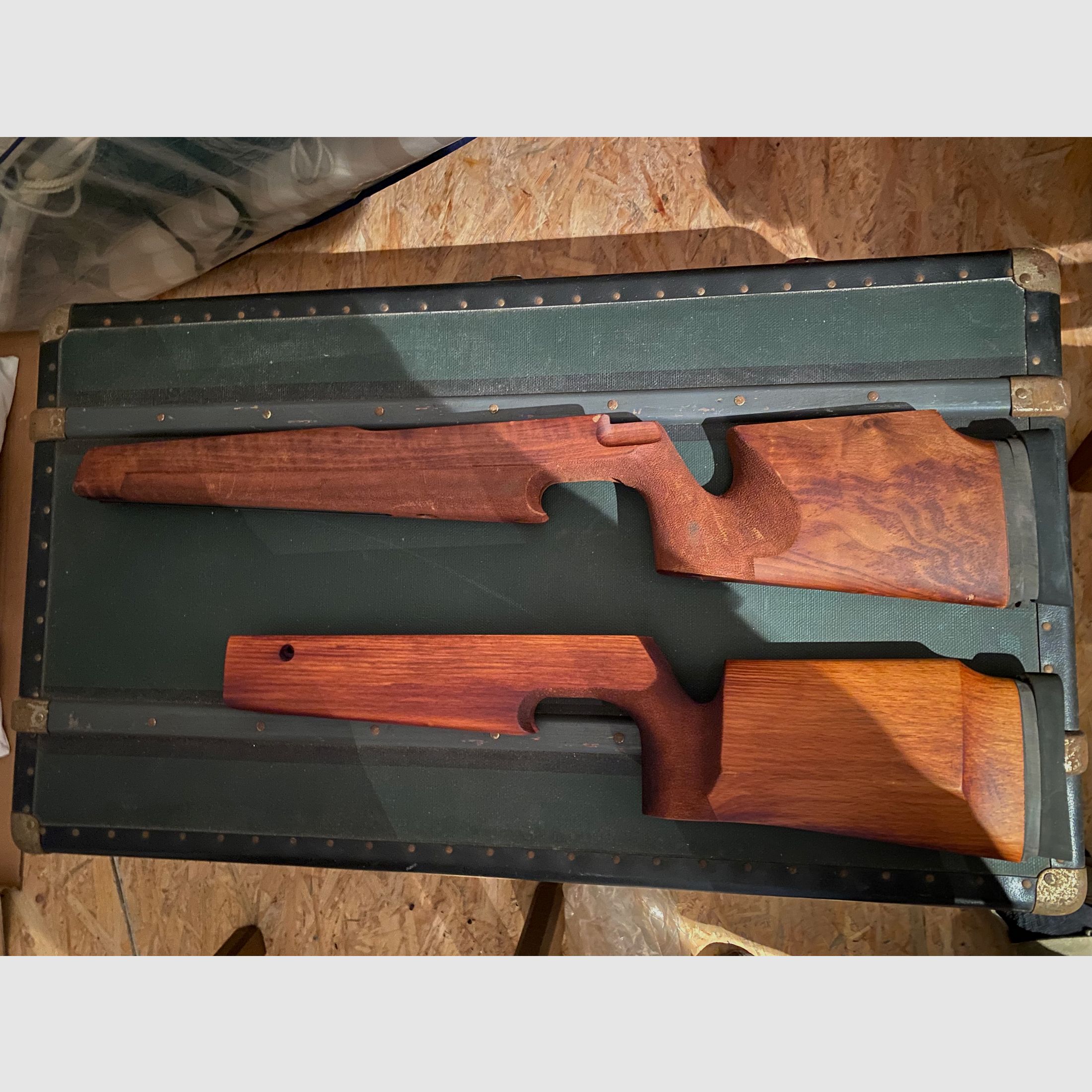 Twee hoogwaardige houten schachten / geweerschachten - halffabricaten / gedeeltelijk vervaardigd