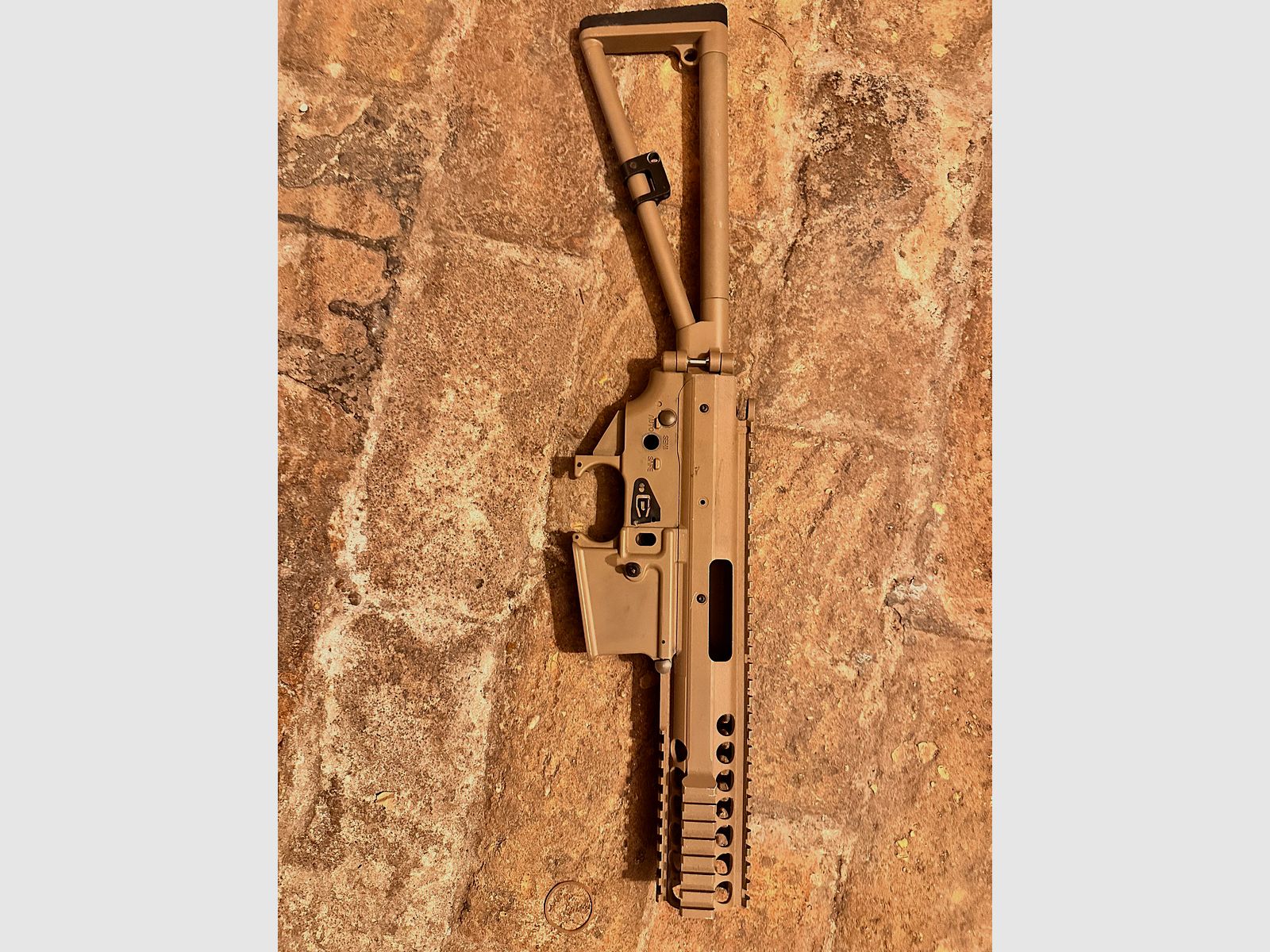 Airsoft obudowa GBB 6mmBB beżowa metalowa z składanym kolbą