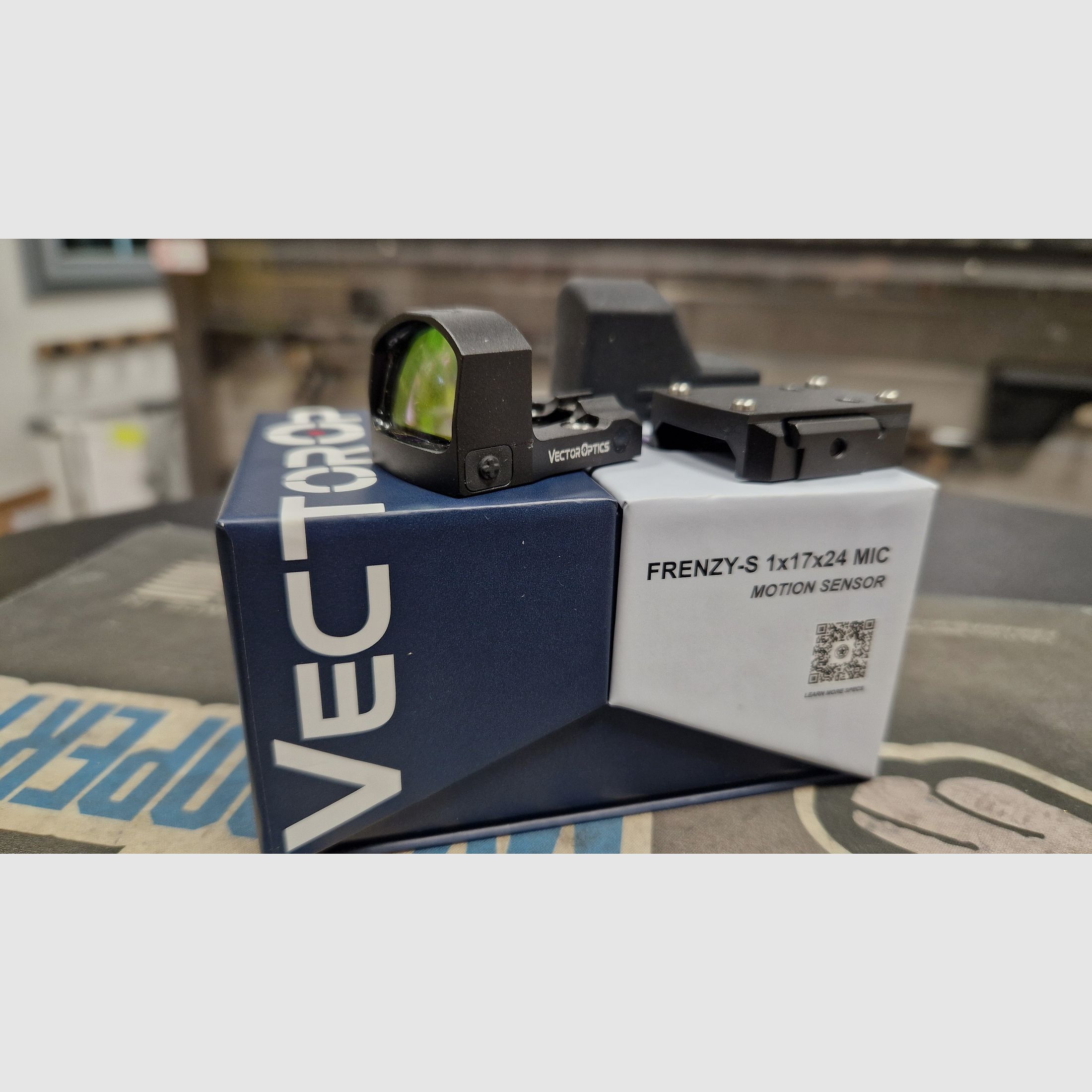 <Vector Frenzy-S 1x17x24 y un Strikeindustries Scorpion Universal Mount V2>