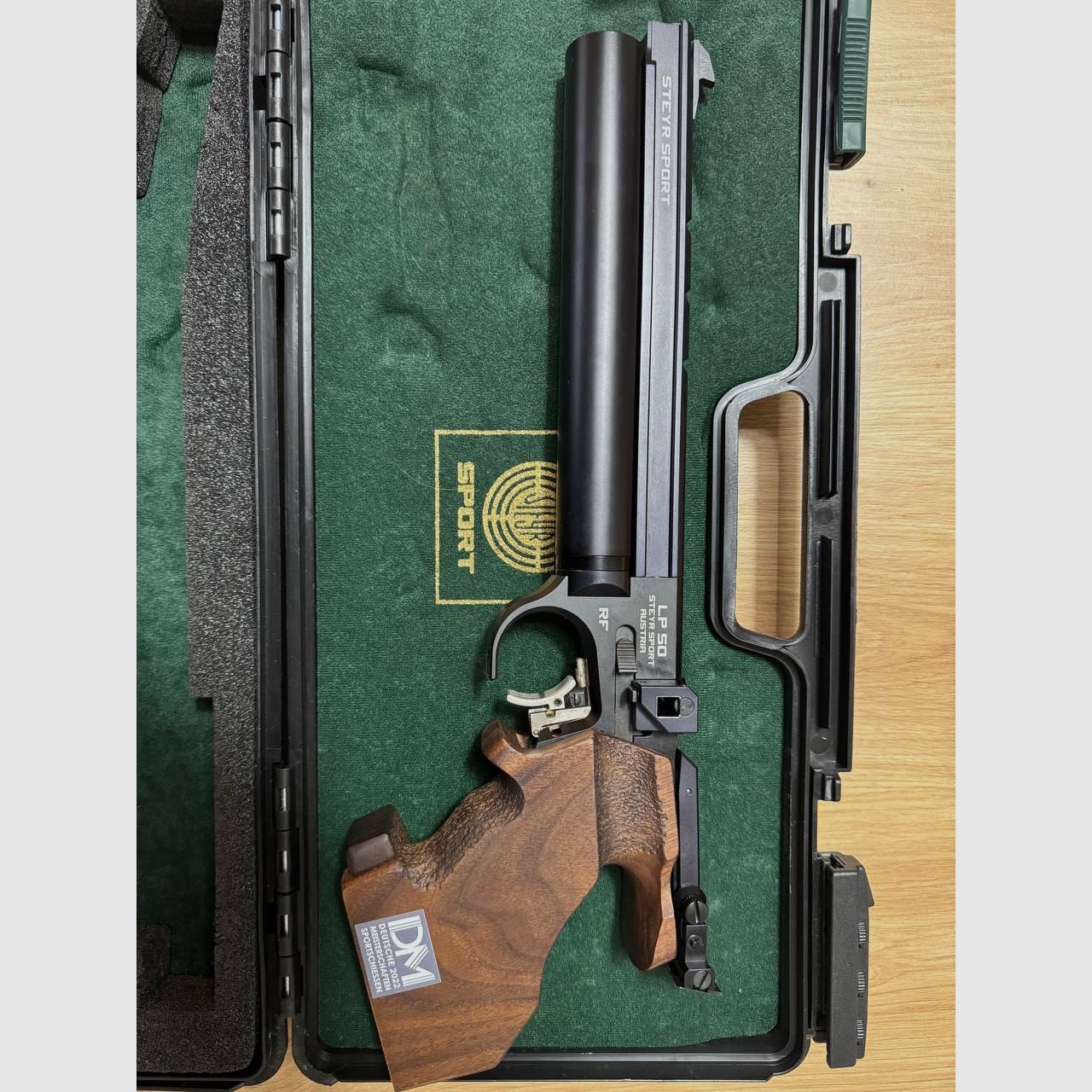 STEYR LP 50 RF, Bardzo dobrze utrzymany, 5 lat, rozmiar uchwytu S, praworęczny, strzelany na Mistrzostwach Niemiec, zadanie hobbystyczne
