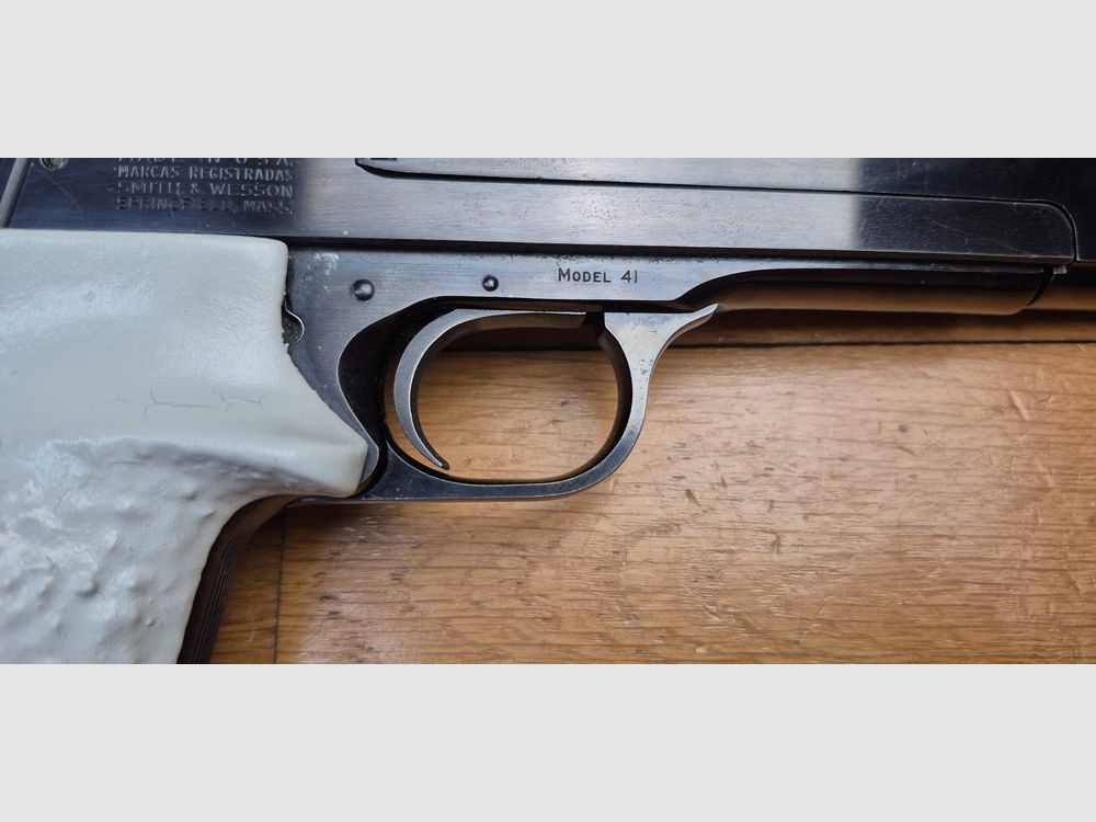 Superbo pistola Smith&Wesson Mod.41 – Cal. .22LR – Tutto in acciaio reale – Brunitura al 100% – Arma del 1971 – Meccanica e canna eccezionali – Una delle armi a mano più basse mai realizzate – Due set di impugnature – Due caricatori – Ottimo stato Sup. – TBE++, immagine 7 di 28