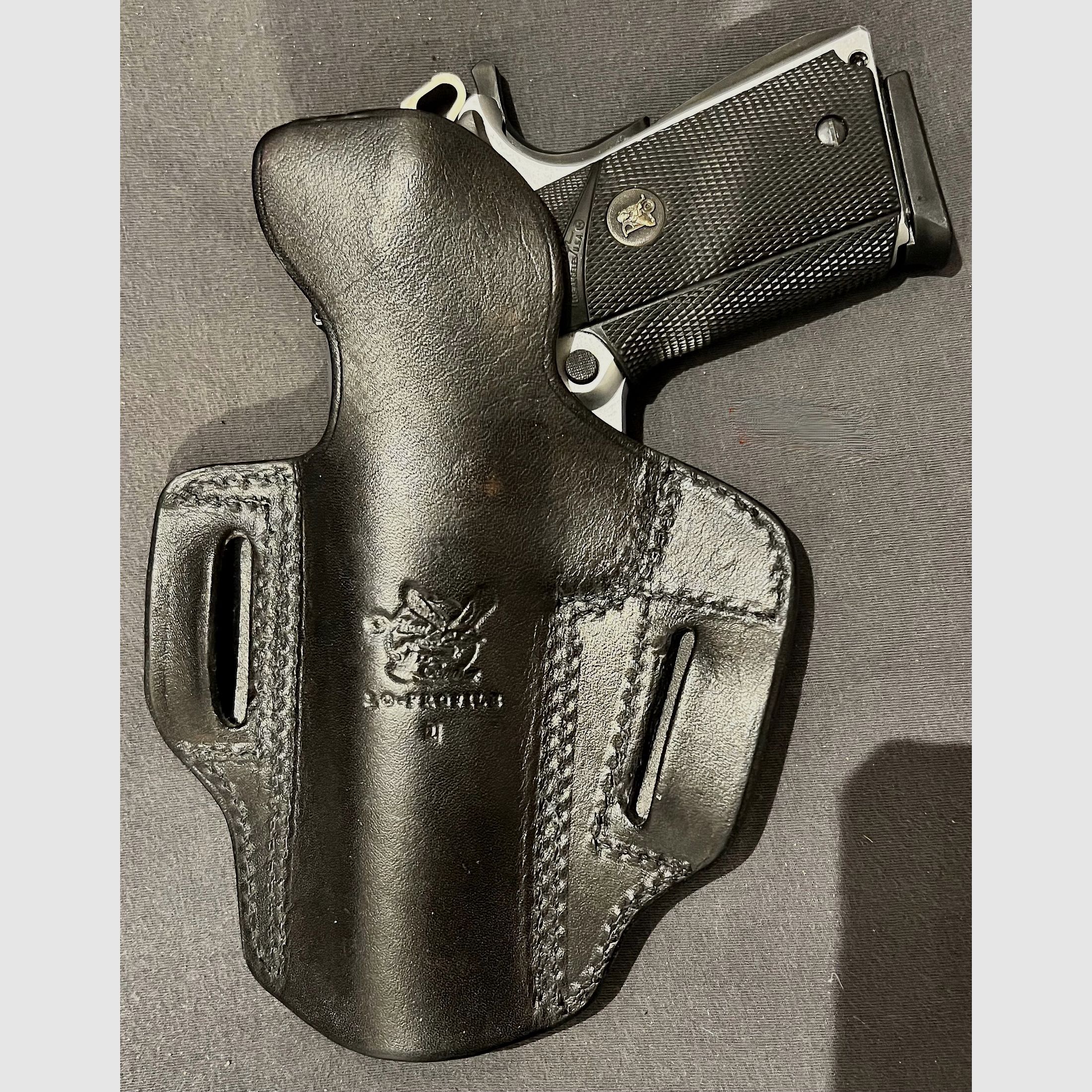 Wilson Combat 1911 Pancake‑Holster — echtes Haifischleder — Sammlerklasse