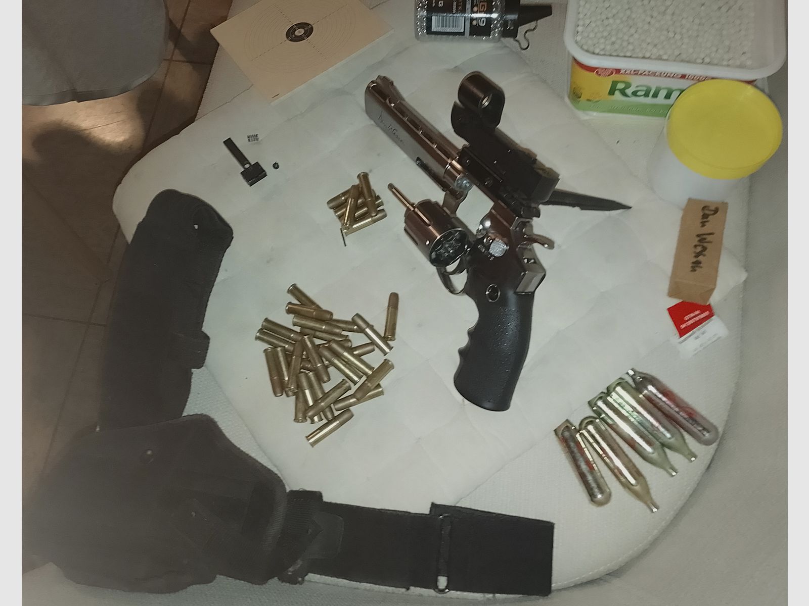 Dan Wesson co2 revolver 6mm set 31 cartridges red dot sight holster + lots of bb's + steel balls