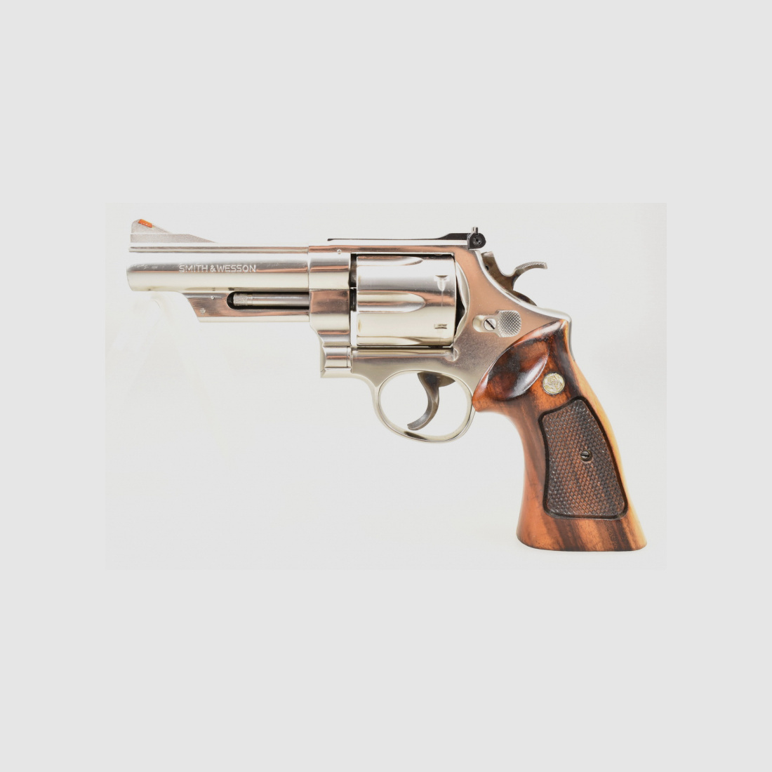 Vernickelter SMITH & WESSON Revolver Modell 29 mit 4" Lauf im Kaliber .44 Magnum