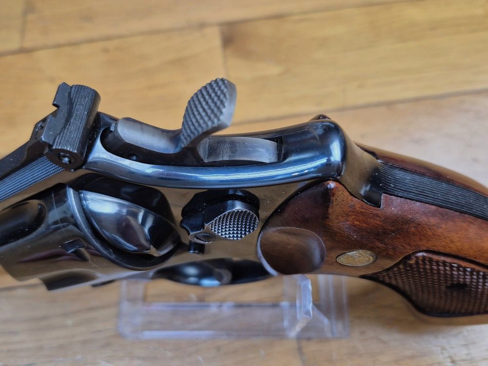 Mythische revolver Smith&Wesson model M27-2 – Kal. .357Mag – Wapen uit 1978 met 5 inch – Kwaliteit en mechanica die vandaag de dag niet meer te vinden zijn – Revolver van de FBI en politie – 5-inch gefluteerde loop – Prachtige glanzende zwarte afwerking – Uitzonderlijk wapen voor uitzonderlijke schutter – TBE++ Bijna nieuw!, afbeelding 17 van 28