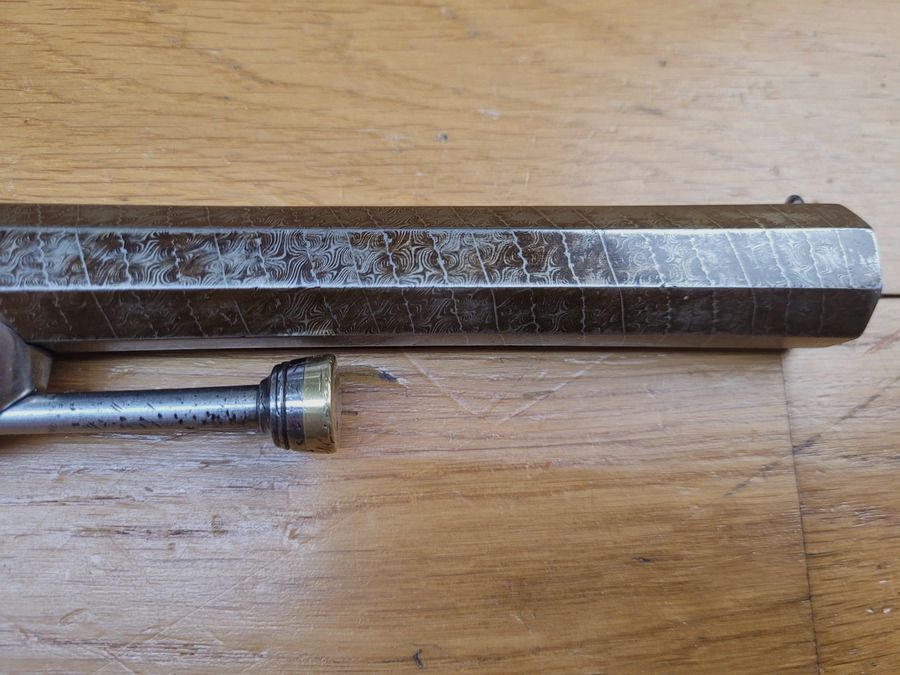 Très beau pistolet d&rsquo;officier de cavalerie 1833 – 2° Type – Manufacture Royale de Châtellerault – Rare et superbe canon en acier ruban ET damas – 48 rayures « cheveux » en TBE – Bronzage d&rsquo;origine à 85% – Très beau spécimen !, image 7 sur 30
