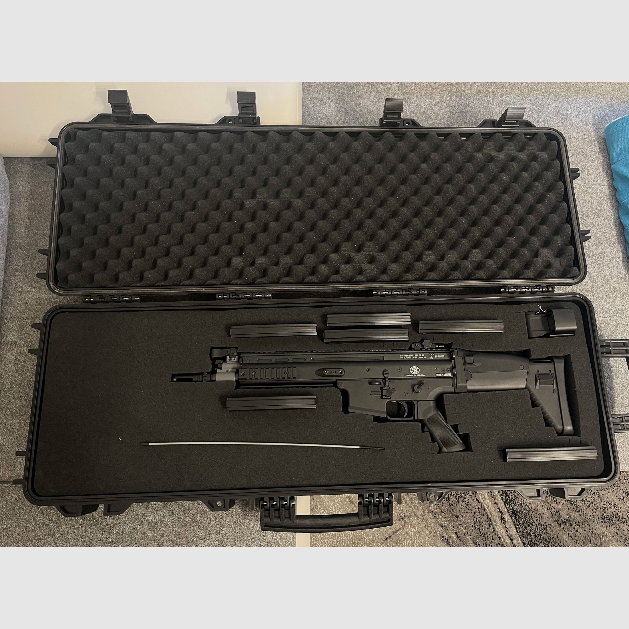 FN SCAR L S-AEG - Set completo - 1,3 julios, 6 cargadores, punto rojo y maletín! A partir de 18 años