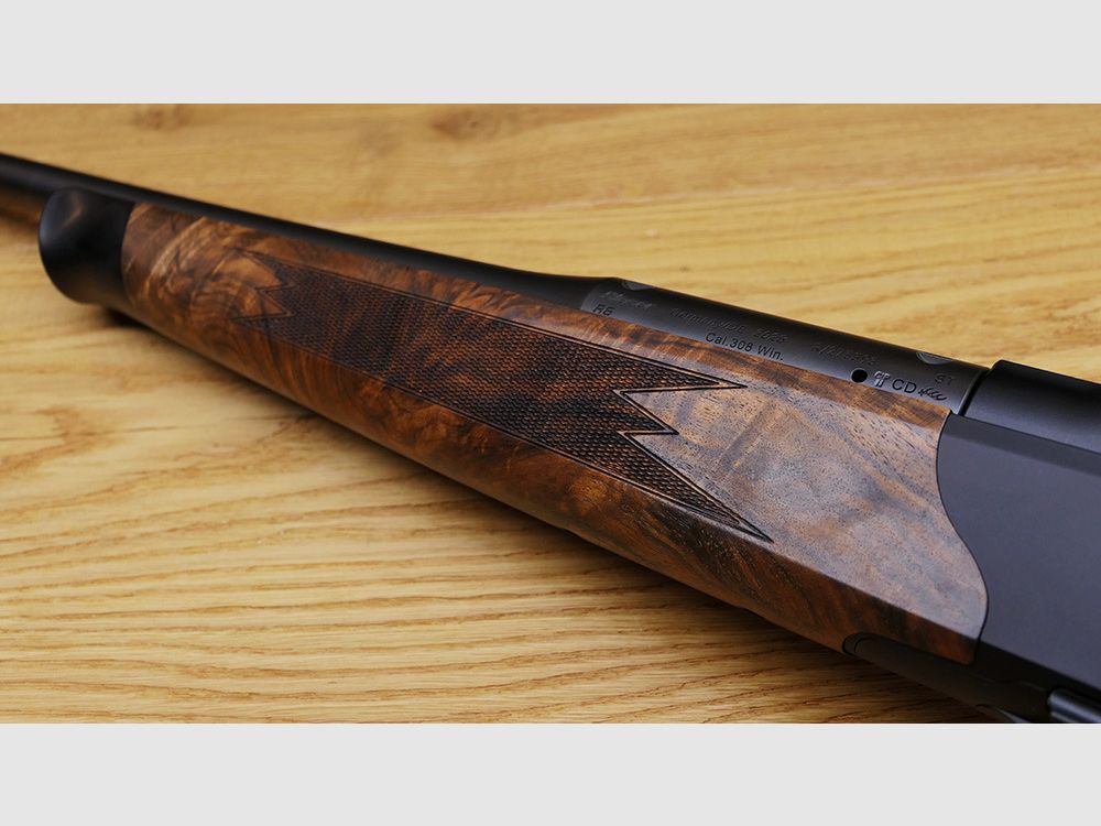 Blaser R8 Holzklasse 7 / Stahlkugel gerändelt mit Goldlinie / Kaliber und Lauflänge nach Wahl