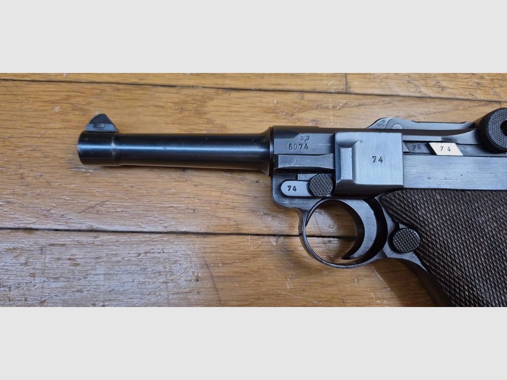 Rarissimo Luger P08 detto "Mauser Banner" – Arma di "Polizia" prodotta da Mauser nel 1942 – Calibro 9×19 – Una delle 25.165 armi di Polizia SS tipo Front Est – Una delle 5.550 contrassegnate "1942" con "Aquila+L" – Stato estetico e meccanico eccezionale – TBE+++, immagine 8 di 33