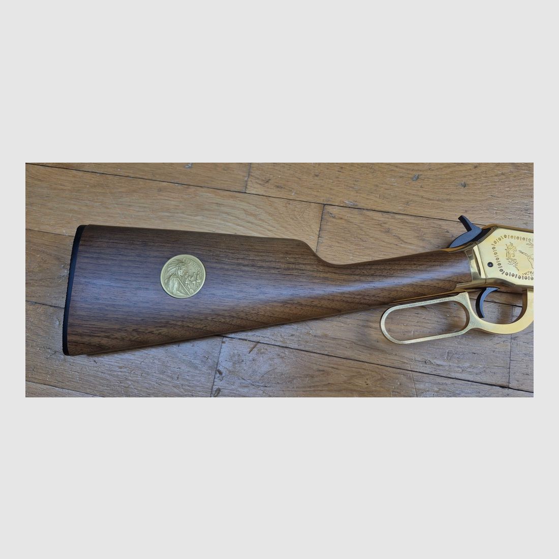 Schöne und sehr seltene Winchester Commémorative Typ 1894 in 22LR – Modell 94 22 Sammler « CHEYENNE » – 5000 Exemplare (!) – Waffe von 1977 – 9 Schuss – SELTEN Originalbox in TBE – Zustand nahezu neu – TBE+, Bild 3 von 38