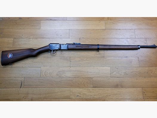 Très jolie carabine Lebel scolaire ou d&rsquo;enfant – modèle « La Préférée » – Rare en calibre 22LR ! (et pas bosquette !) – Très bonne mécanique – Beaux bois et Bronzage d&rsquo;origine – Hausse de 30 à 150m – Le charme des préaux de la III° dans un calibre rare pour ce modèle – TBE +