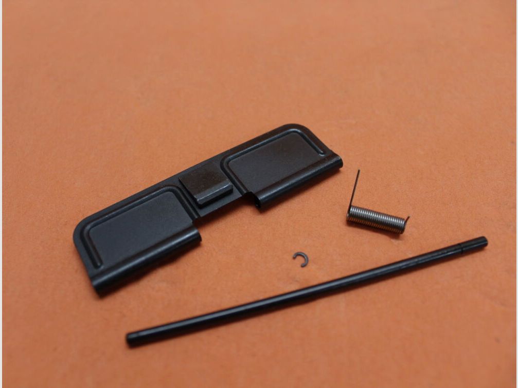 DPMS AR-15: Assemblaggio del coperchio della porta di espulsione DPMS Coperchio per finestra di espulsione (gruppo completo), immagine 1 di 3