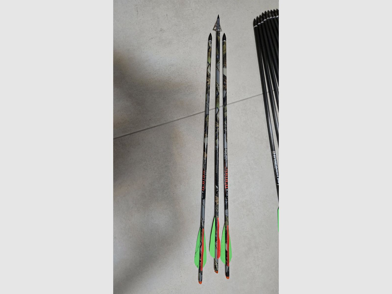 3x Carbonbolts 22“ Easton Realtree Power 11.3 GPI con punte da 125gr + punta da caccia - freccia in look mimetico