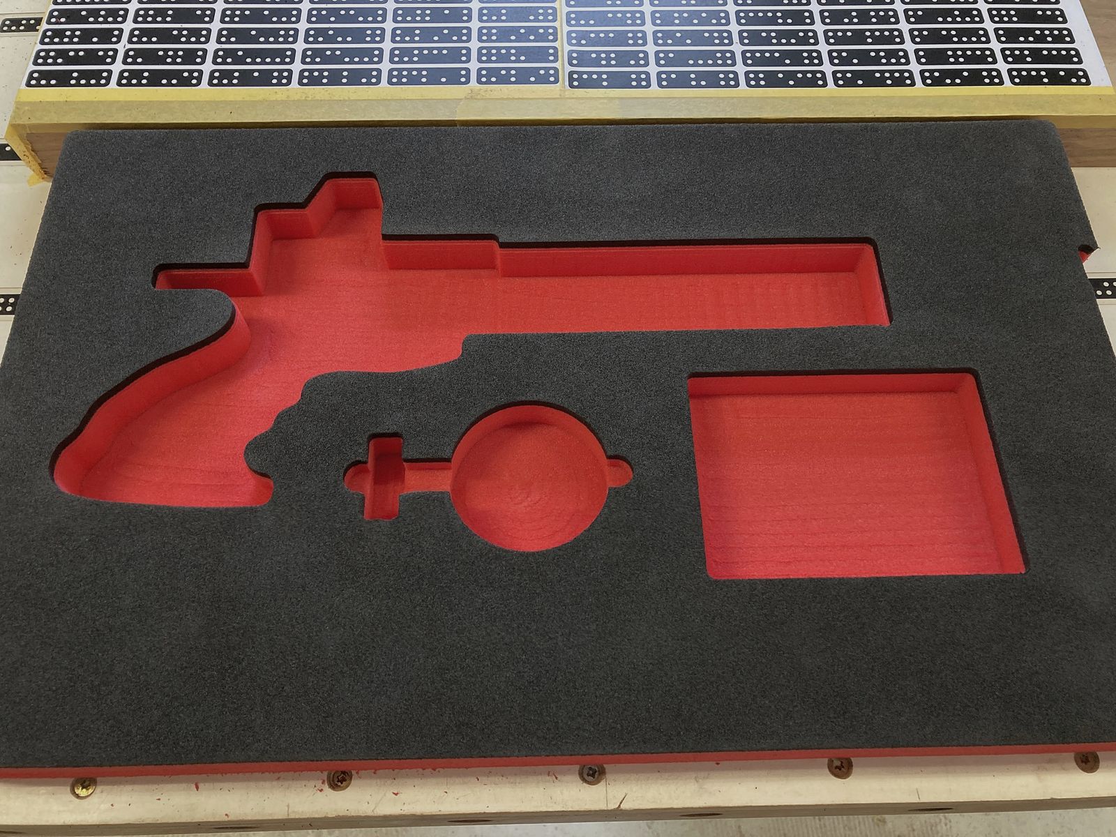 CNC-gefräste Koffereinlagen aus festem Schaumstoff