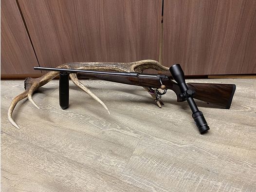 Sauer 101 Artemis, links, mit Zeiss Conquest V6 2-12x50 M, mit Schiene