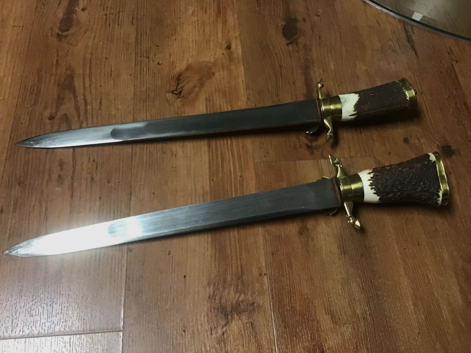 2 beaux couteaux de chasse presque épées avec l'inscription Vivat Diana