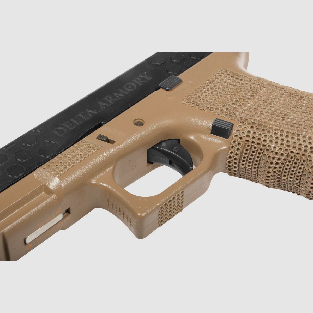 P03 GBB Airsoft Pistool met Grip Stippling in Tan | Delta Armory