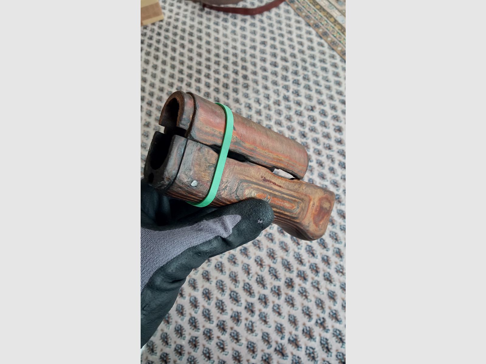 Ancien protège-main AK en contreplaqué ajusté dans un AK fraisée, idéal pour Yunker Co2 ou GSG Cybergun.