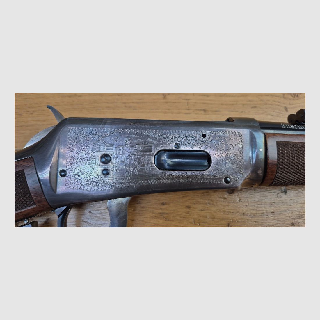 Très belle Winchester commémorative « Shérif Bat Masterson » – Carabine de selle modèle 1894 – Arme de 1979 – 8.000 exemplaires seulement – Cal. 30-30 Win – RARE Boite d&rsquo;origine en BE+ – Arme à l&rsquo;état de quasi neuf – TBE+++, image 7 sur 36