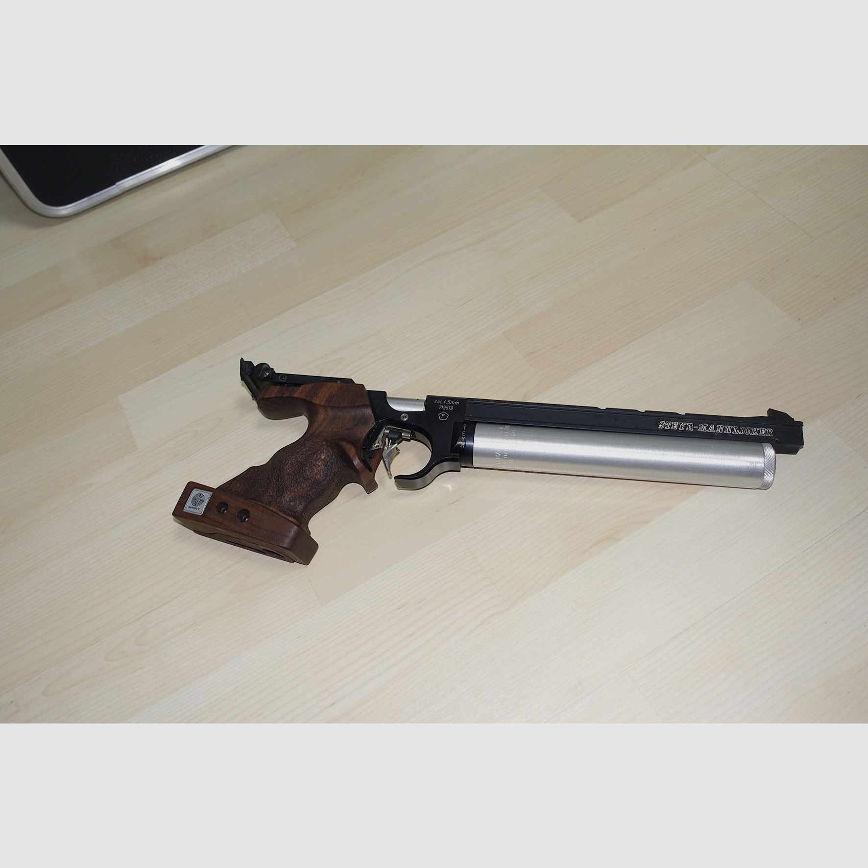 Steyr LP10 Pistolet meczowy na sprężone powietrze / Lewa lub prawa ręka