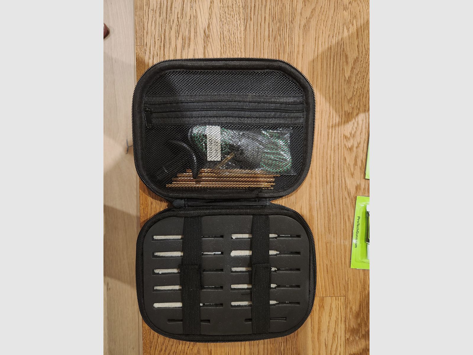 Airsoft Komplettset: Airsoftpistole aus Stahl mit Rückstoß und vollständigem Zubehör zu verkaufen.