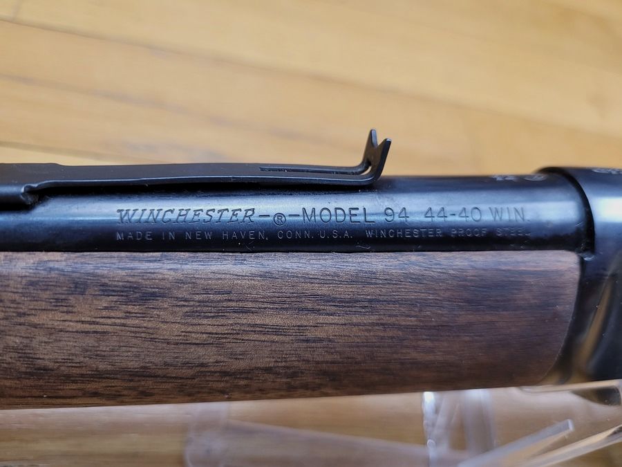 Sehr schöne Winchester Modell 1894 – Kaliber 44-40 – Waffe Made in USA aus 1977 – Kapazität 10+1 – Bronze- und Nussbaum-Finish – Mechanischer und ästhetischer Zustand ausgezeichnet, Bild 18 von 27