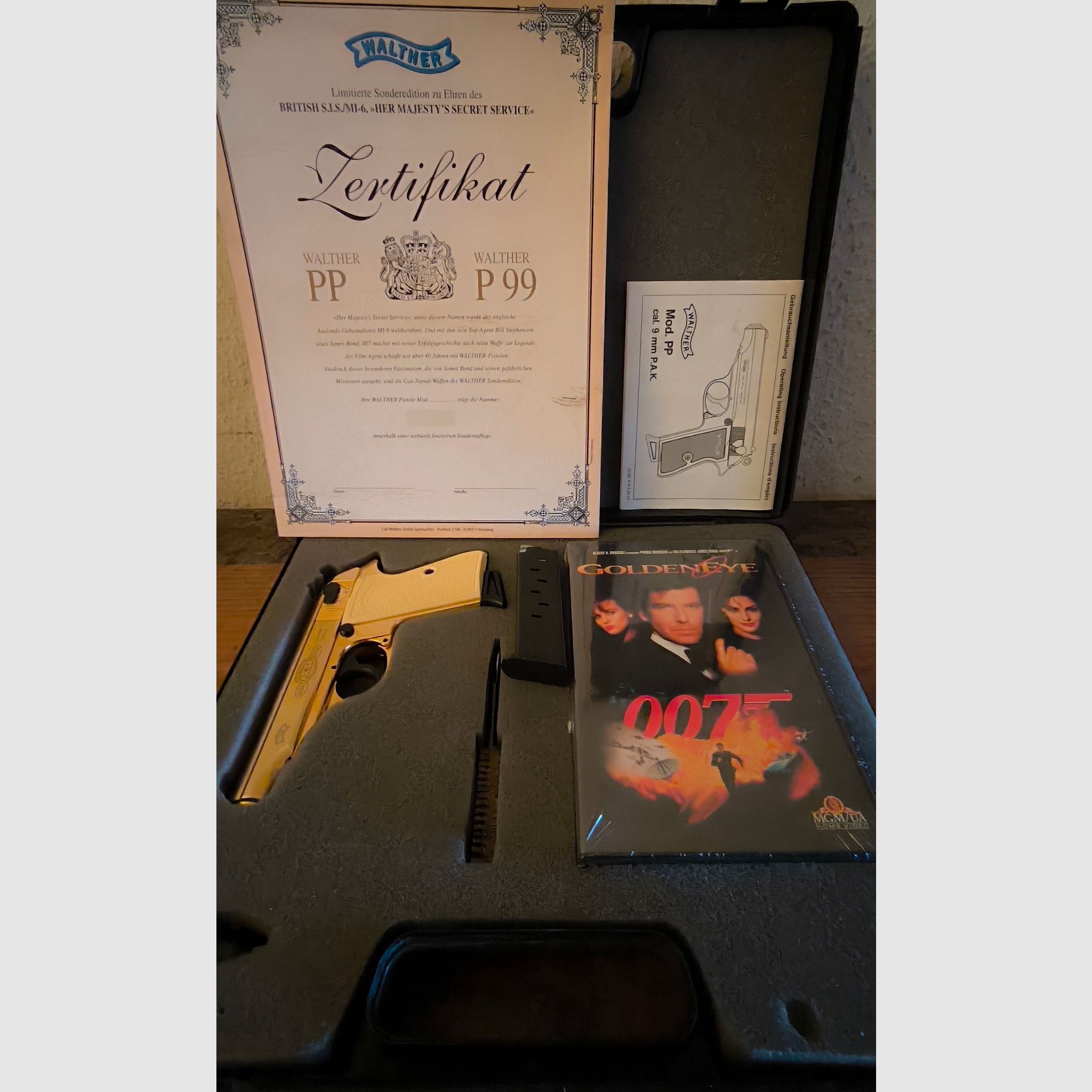 ¡Precio negociable! ⚠️ Atención fans de James Bond - ¡Rara auténtica! - Pieza de vitrina y sin disparar!!! Edición especial limitada GoldenEye de los años 90 - Walther PP dorado con empuñaduras blancas y certificado, así como cinta VHS, además de un cargador adicional con fondo plano, PTB No. 620, absolutamente como nuevo, ópticamente y funcionalmente en un estado impecable y sin disparar!! ⚠️ ¡Gastos de envío gratis!!