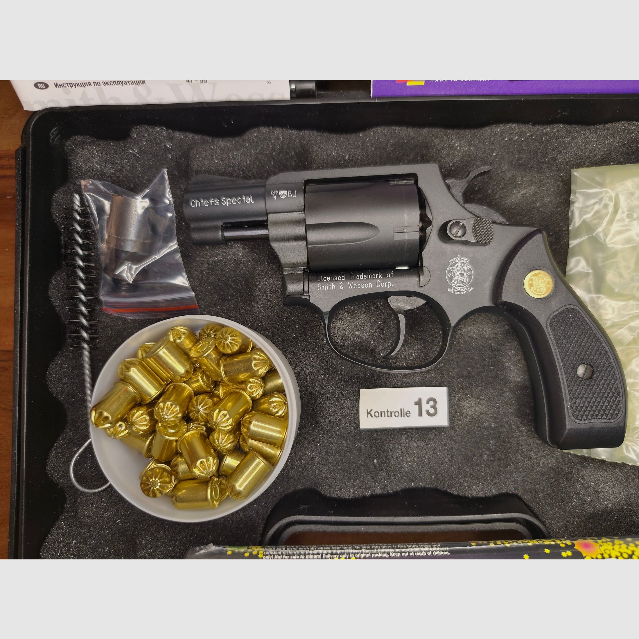 Smith & Wesson Chiefs Special 9mm PTB 794 New Year's Set 40 Pyro + 50 rounds NC ammunition