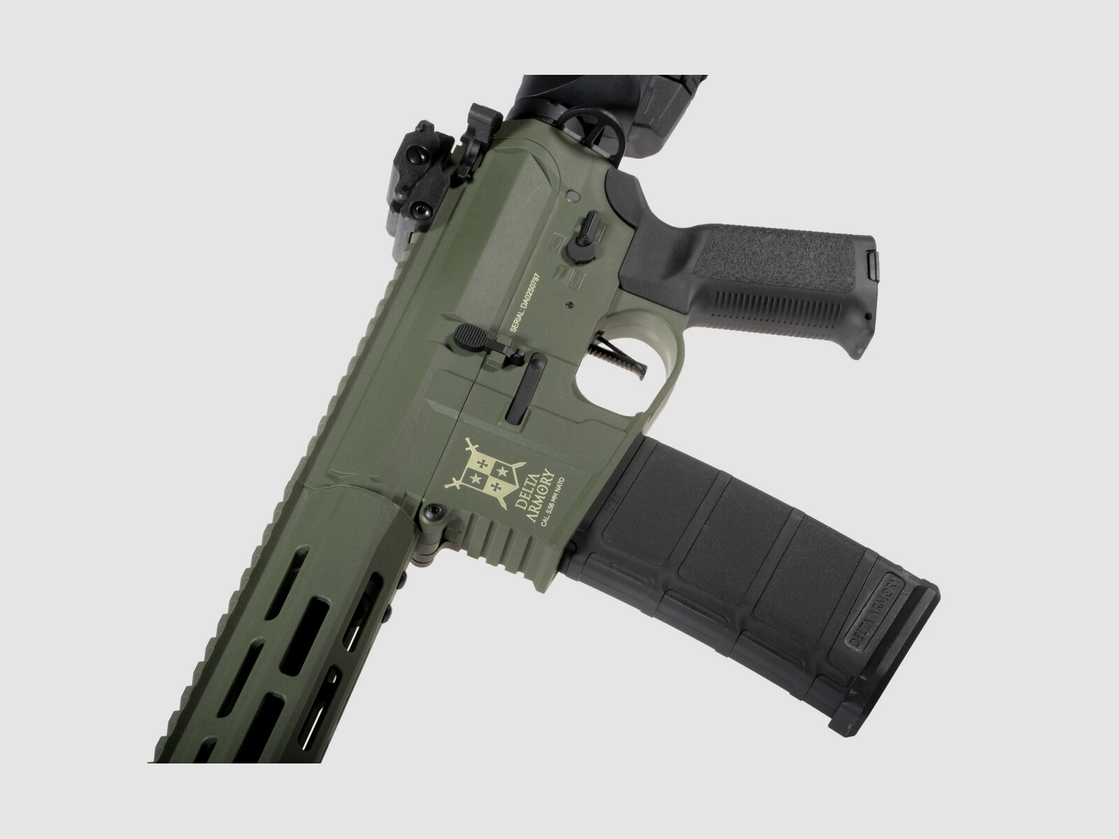 M4 AR15 M-LOK SilentOps 8 Zoll CHARLIE Oliv S-AEG Airsoft Gewehr Frei ab 18 Jahren | Delta Armory