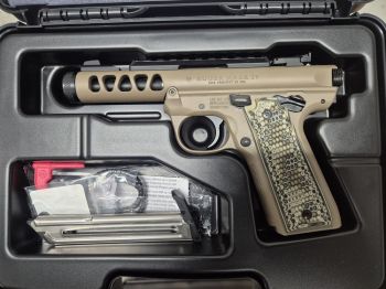 PISTOLET RUGER MARK IV 22/45 LITE .22 LR 4,4"/11,18CM FDE CERAKOTE