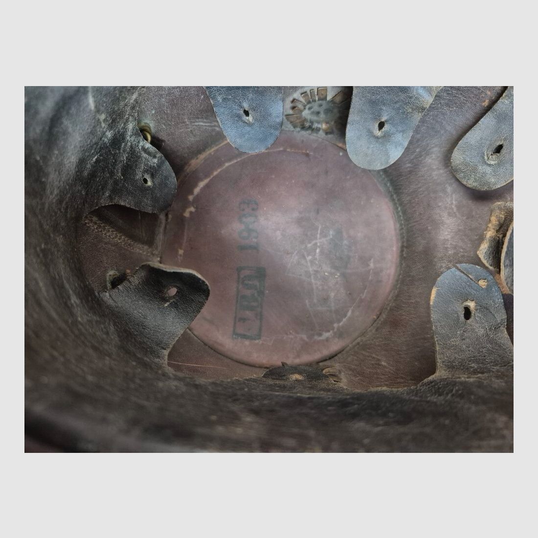 Zeer goede Pruisische Jager Shako – Model 1895 – Stuk uit 1902 van JB Nr. 8 of N – 100% origineel! – Oorlog 14-18 – Volledige hoofddeksel – Te reinigen en opnieuw te vetten, maar BE+ / TBE, afbeelding 9 van 10
