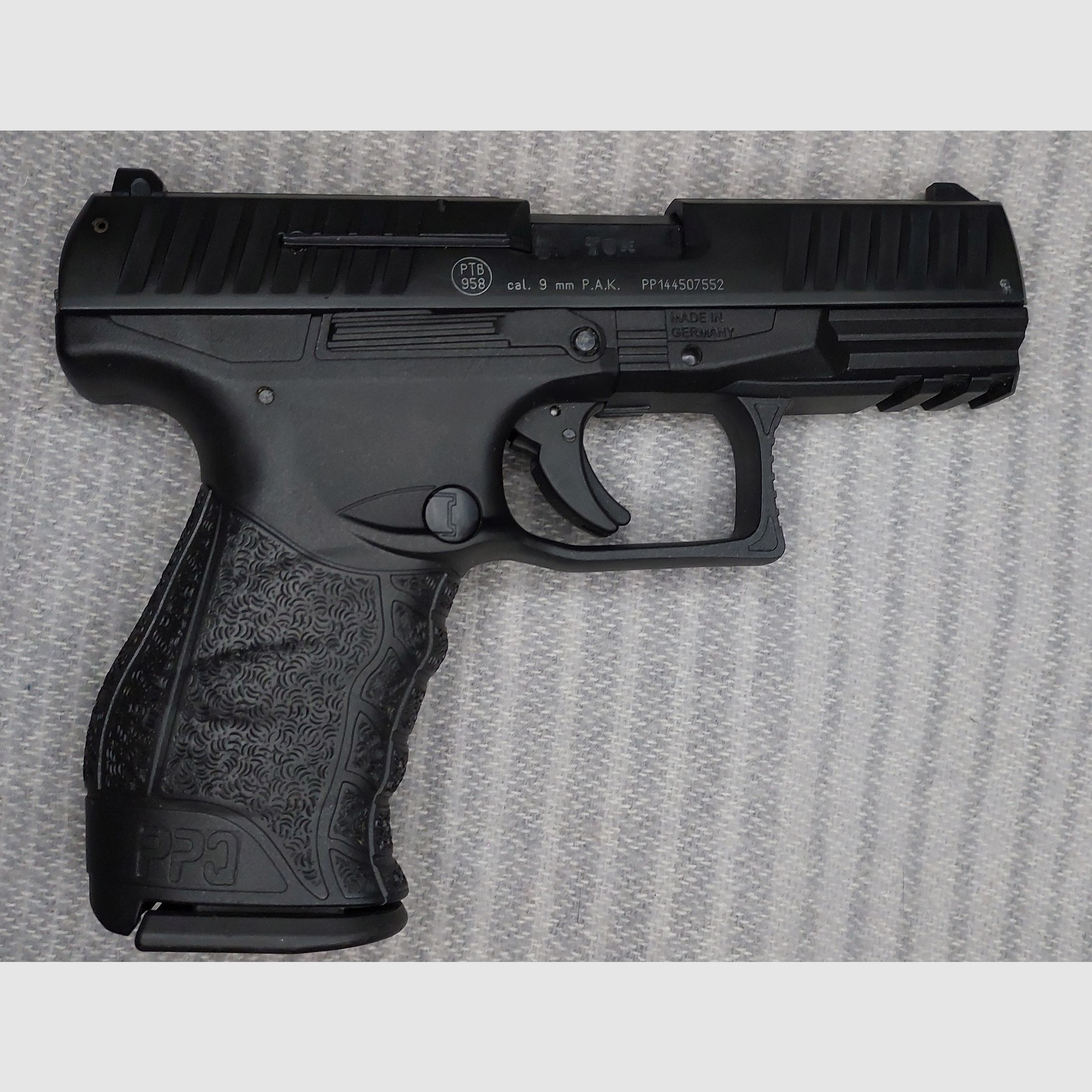 Walther PPQ M2 Schreckschuss Pistole 9mm P.A.K. schwarz (PTB 958) mit 2 Magazinen