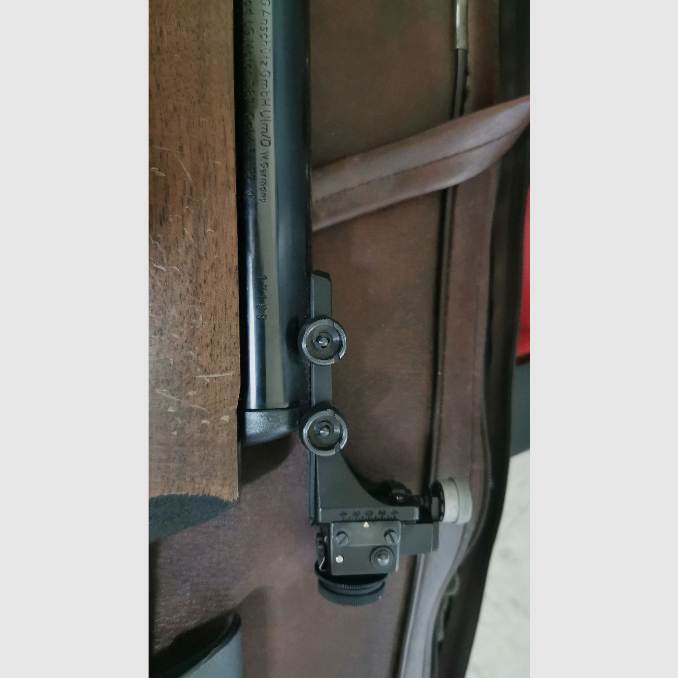 Konvolut Luftdruckwaffen, 1 Gewehr, 2 Luftdruckpistolen