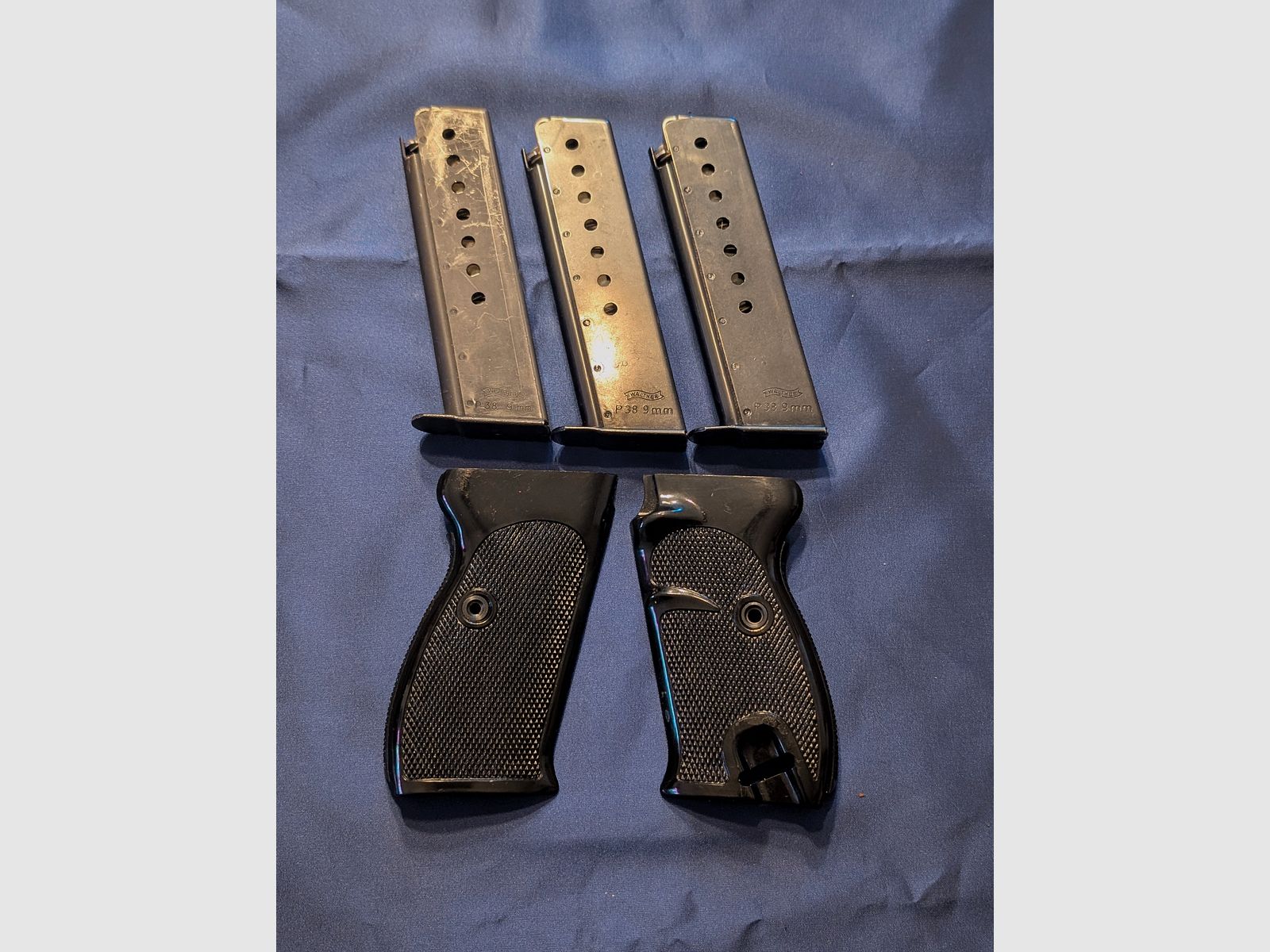Walther P38 (Carl Walther Waffenfabrik Ulm/Do.), Kal. 9 mm Luger – Kat. B – 3 Magazine, 2 Griffpaare