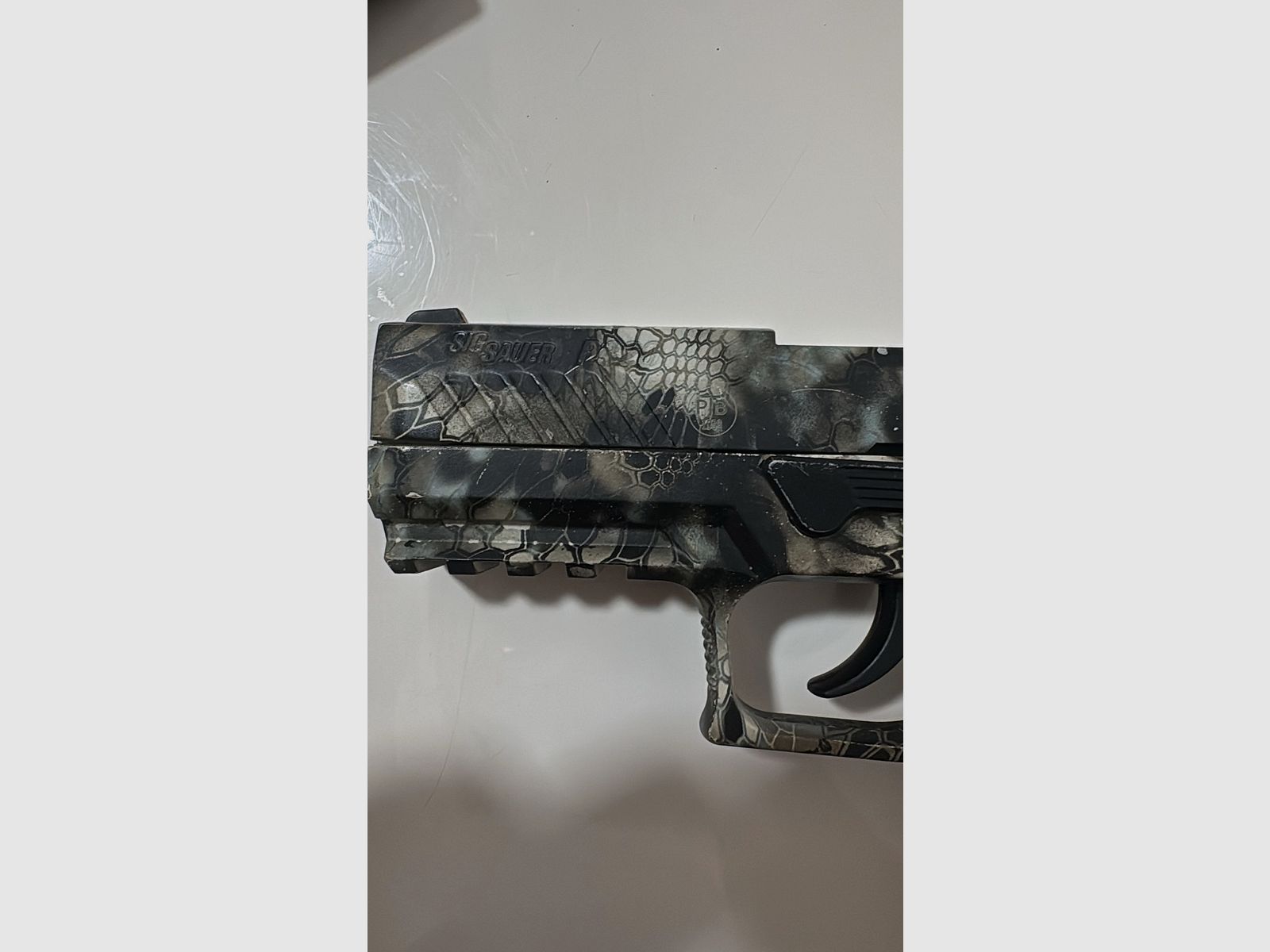 SIG Sauer P320 Schreckschuss 9mm P.A.K. – Kamuflaż – w zestawie z magazynkiem – PTB