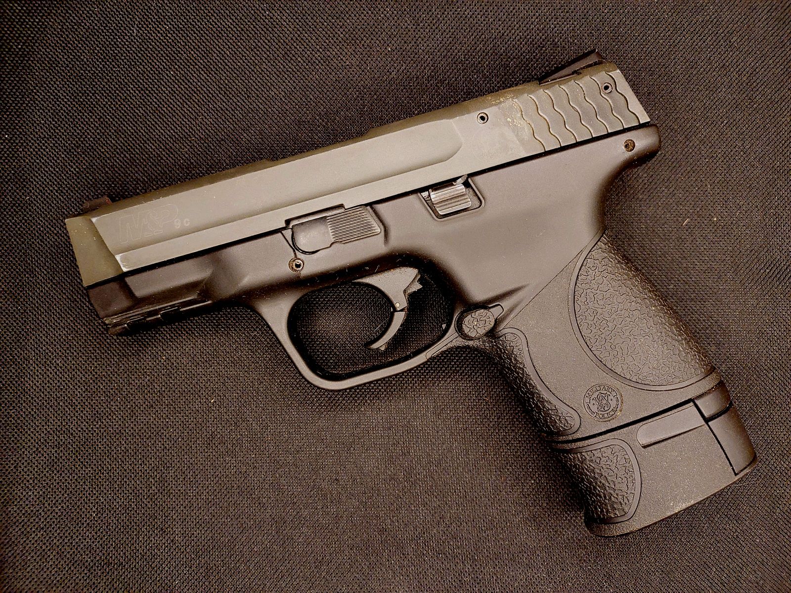 Smith & Wesson M&P 9C Schreckschusspistole, Kaliber 9mm P.A.K., in Schwarz (PTB 984) — mit 2 Magazinen (1x Standard, 1x verlängert XXL)