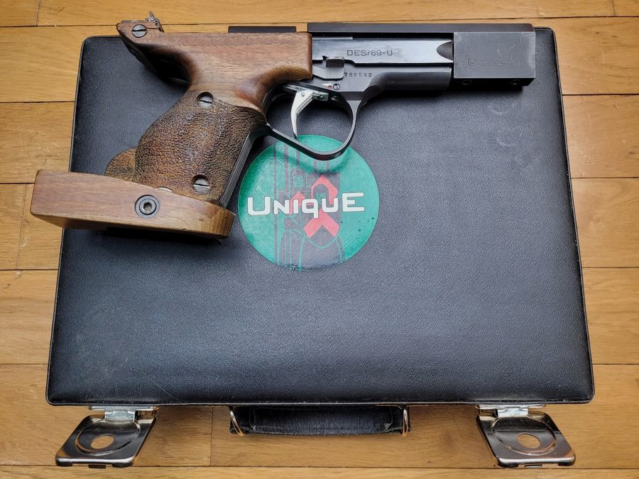 Sehr guter Pistol DES 69/U – Hergestellt in Frankreich von Unique in Hendaye – Kal. 22 LR – Verstellbarer anatomischer Schaft aus Nussbaum – Magazin 10 Schuss – Verstellbarer Abzug – Doppelte Bossette – Set von Gegengewichten – Vollständig aus bearbeitetem Stahl – Sehr guter Zustand, Bild 2 von 27