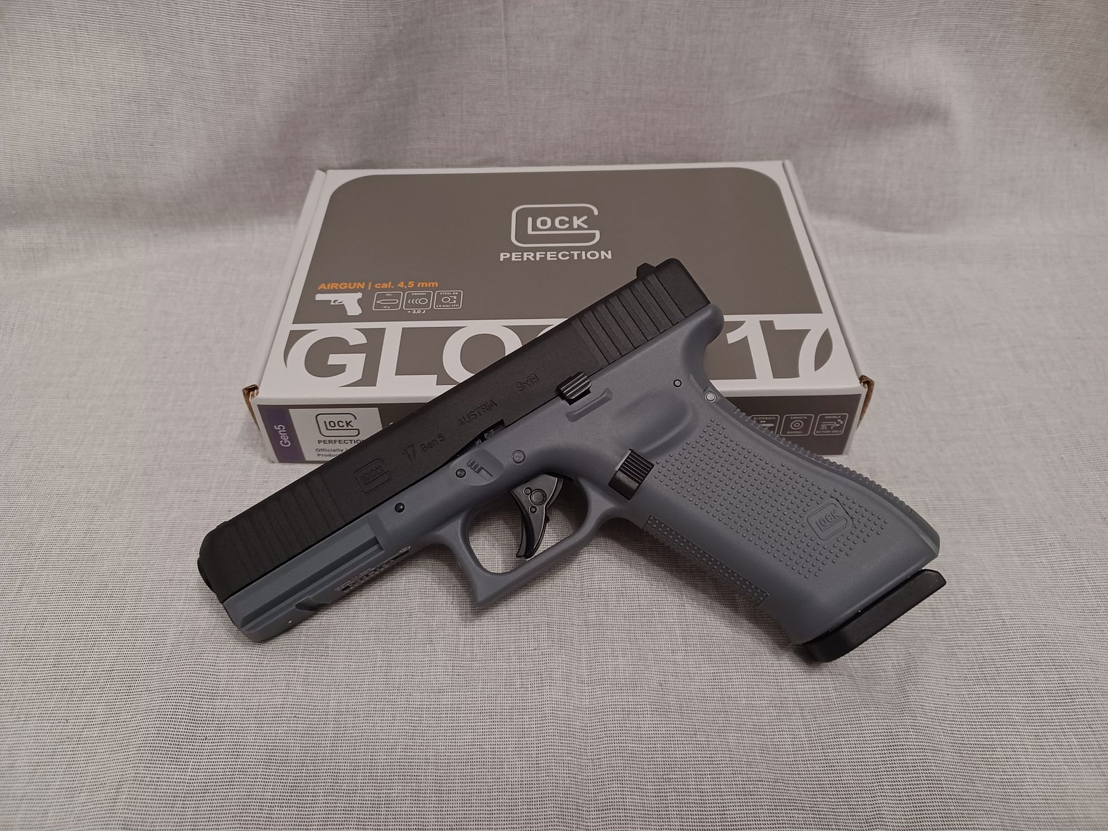 Glock 17 Gen5 / Tungsten Gray / 4,5 mm BB / BlowBack / CO2 / Pistole / OVP (31)