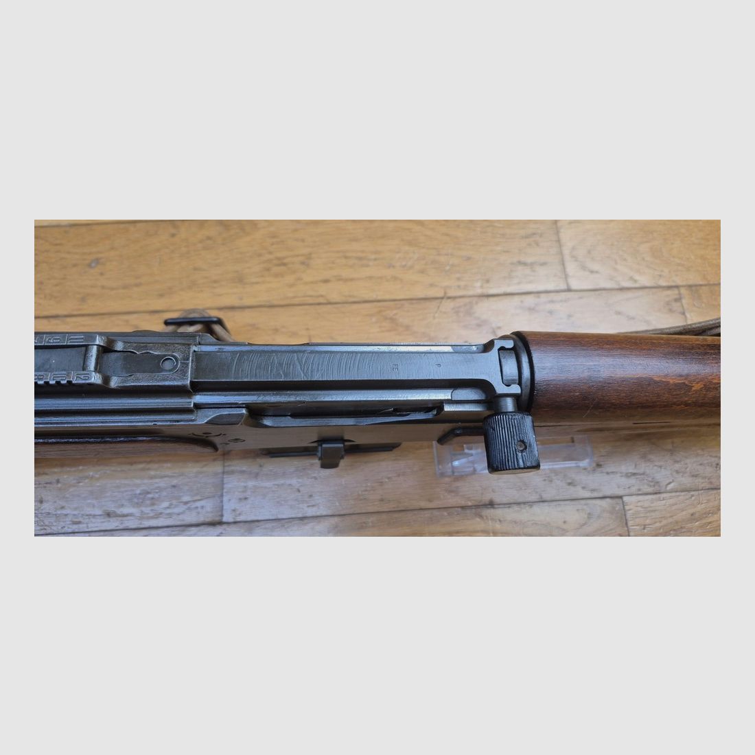 Mooie en zeer zeldzame semi-automatische shotgun MAS 49-56 – Origineel kaliber 7,5 x 54 MAS – Mythisch wapen – Zeer goede mechanische werking – Mooie loop met duidelijke groeven – Goede esthetische staat – twee 10-schots magazijnen – Nachtvuur- en blanco-vuurapparaat (zeldzaam) – Geweerriem – Zeldzaam wapen in uitstekende staat, afbeelding 20 van 35