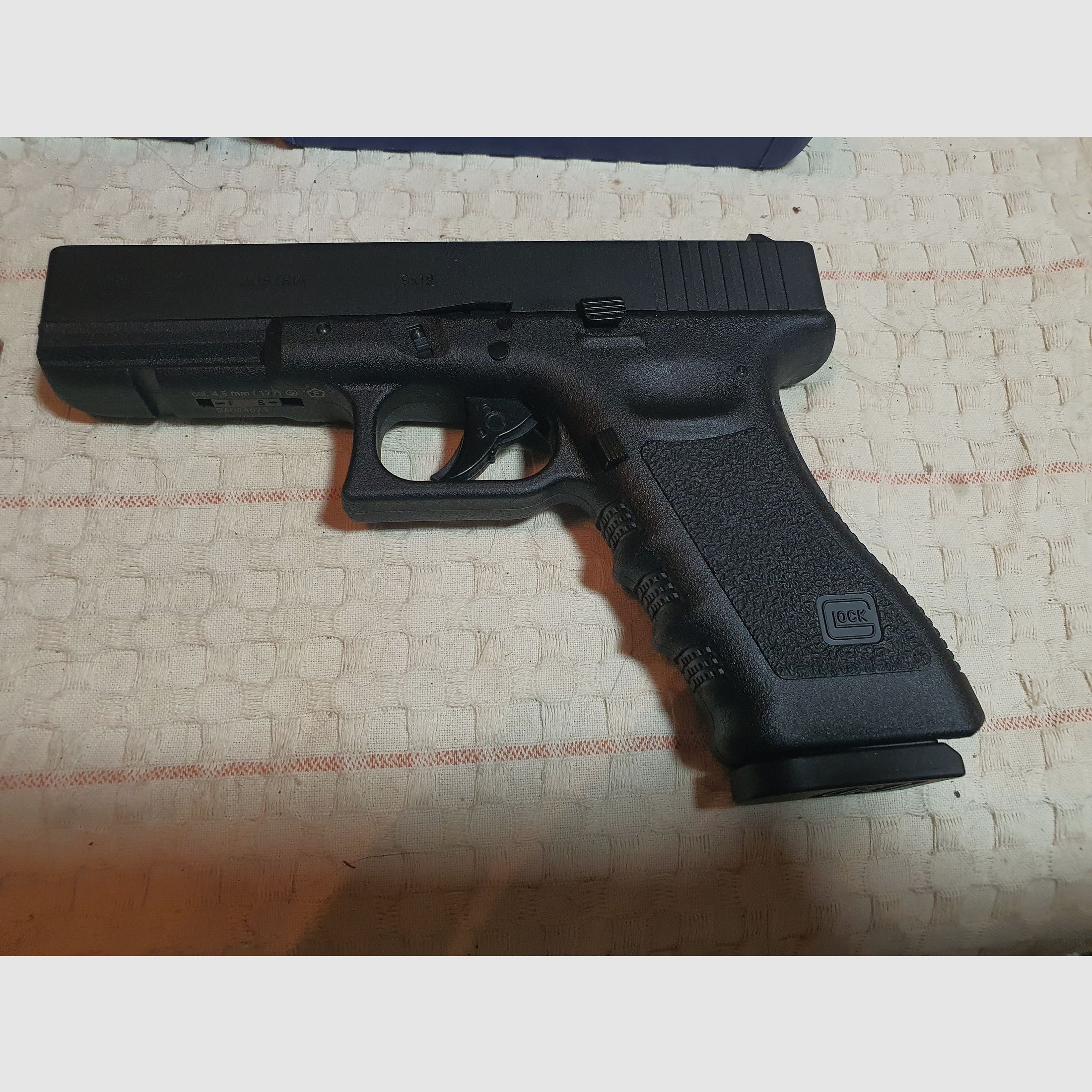 Glock 17 4.5mm Blowback BB CO2
