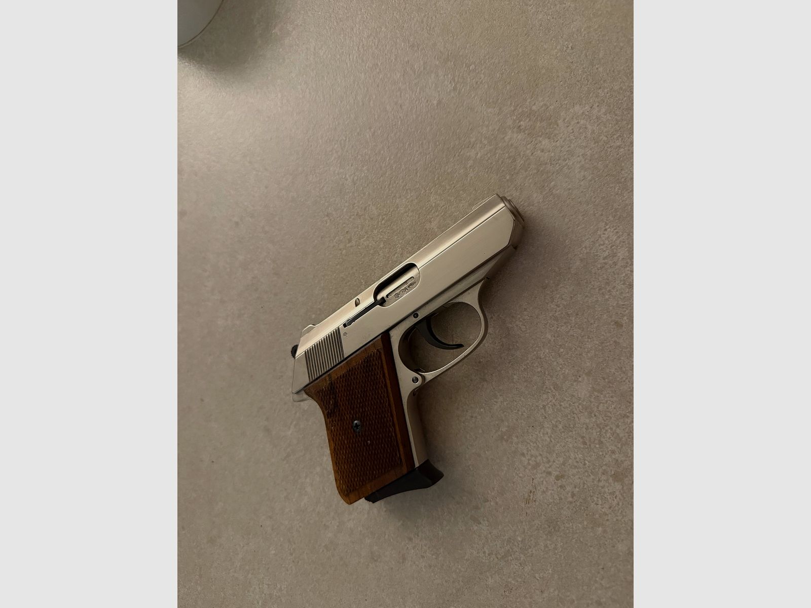 Pistolet gazowy Röhm RG 9 8mm niklowany z drewnianą rękojeścią