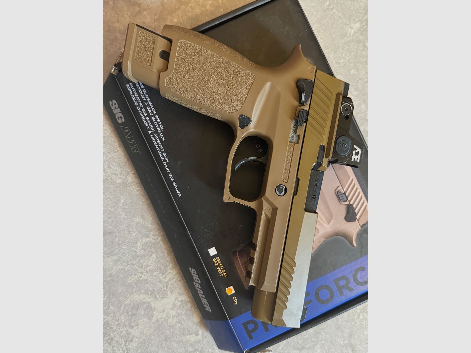 SIG Sauer M17 CO2 GBB Pistole inkl. ADE Raptor Red Dot & AMG High Output Valve